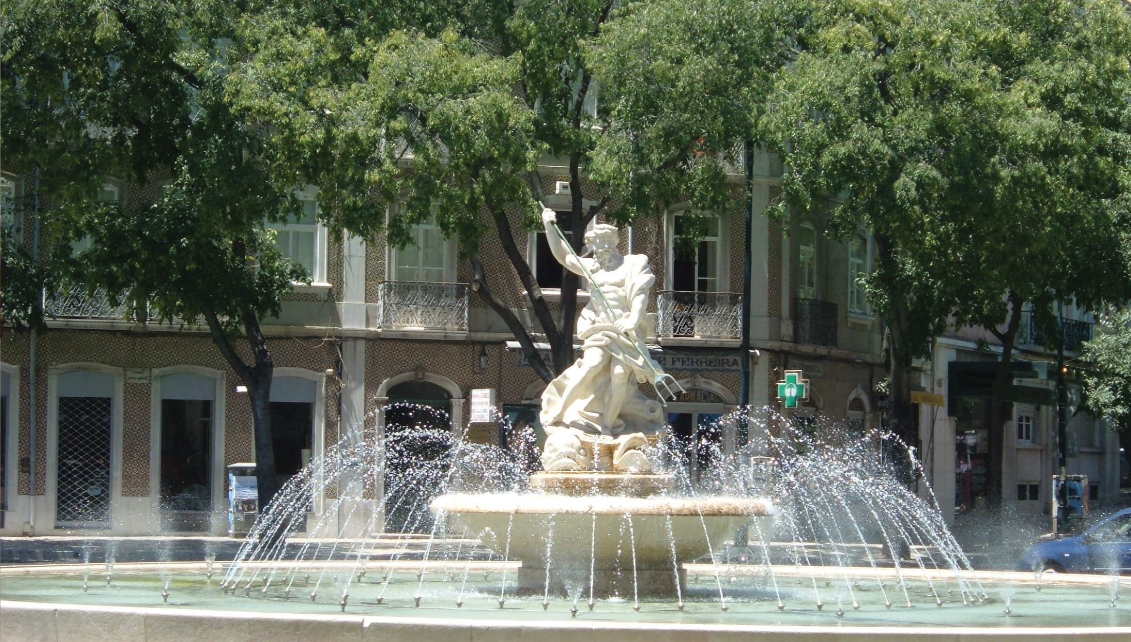 Fonte e jardim no bairro da Estefânia